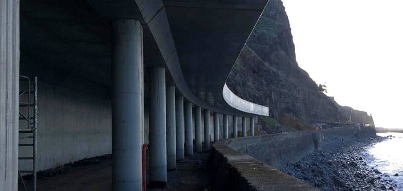 Tunnel routier à ciel ouvert à Ribeira Brava