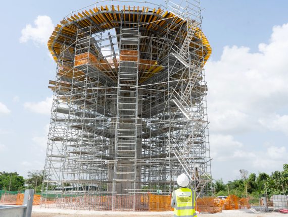 Desenvolver uma solução de escoramento ADAPT®, combinada com a cofragem UPFORM®, superando os desafios de adaptação e compatibilização.